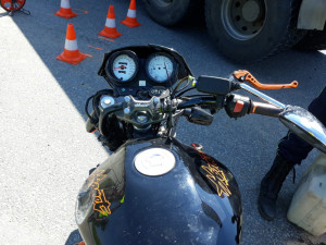 Na Jindřichohradecku se srazilo nákladní auto s motorkou. Silnice je uzavřená