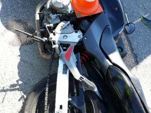 Na Jindřichohradecku se srazilo nákladní auto s motorkou. Silnice je uzavřená