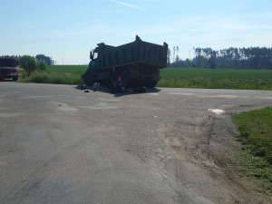 Na Jindřichohradecku se srazilo nákladní auto s motorkou. Silnice je uzavřená