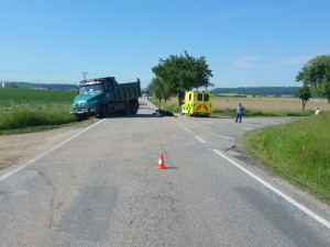 Na Jindřichohradecku se srazilo nákladní auto s motorkou. Silnice je uzavřená