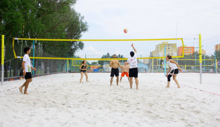 Na Vltavě se bude hrát volejbal pro Bazalku. Na hřiště nastoupí i tým Drbny