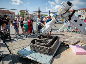 FOTO/VIDEO: V Budějcích začal sochařský festival, sochy tiskne i robot