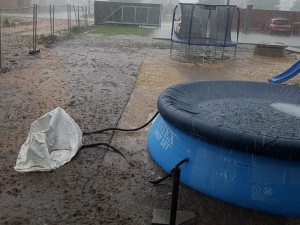 Jihem se prohnaly bouřky a kroupy. Hasiči evakuovali lidi z rodinného domu