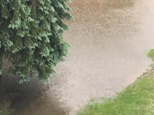 Jihem se prohnaly bouřky a kroupy. Hasiči evakuovali lidi z rodinného domu