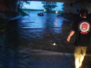Jihem se prohnaly bouřky a kroupy. Hasiči evakuovali lidi z rodinného domu