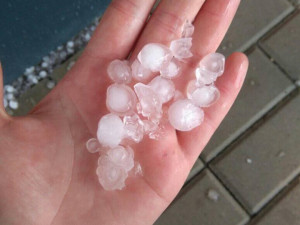 Jihem se prohnaly bouřky a kroupy. Hasiči evakuovali lidi z rodinného domu