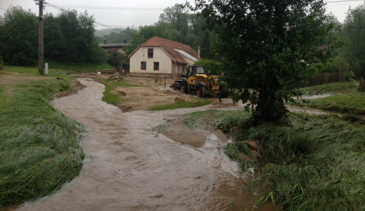 Jihem se prohnaly bouřky a kroupy. Hasiči evakuovali lidi z rodinného domu