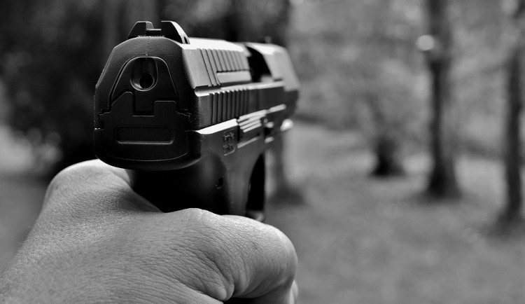 Z baru vyvedli dvaačtyřicetiletého opilce strážníci. Vrátil se s plynovou pistolí