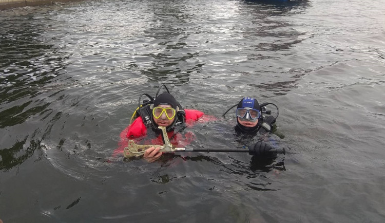 Starší dámě spadla do Prýglu berle, potápěči z řad strážníků se pro ni ponořili