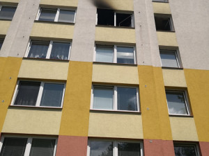 V paneláku v ulici Jana Buděšínského hořel byt. Škoda se vyšplhala ke sto tisícům