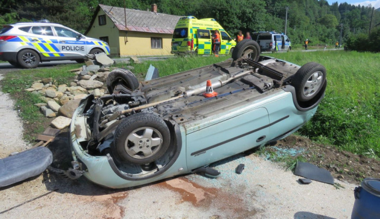 Řidiči se za volantem udělalo zle a havaroval. Do nemocnice byl přepraven letecky