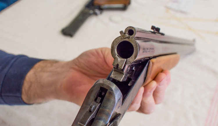 Opilý důchodce vyběhl s brokovnicí na dělníky, kteří kopali výkop. Vyhrožoval jim zastřelením