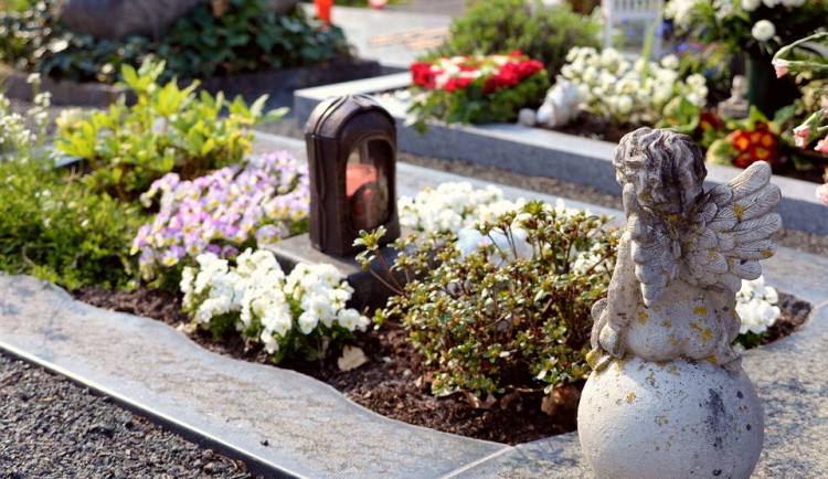 Zloděj ukradl ze hřbitova mramorovou náhrobní desku a poničil základový kámen