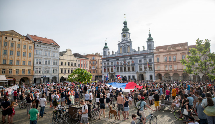 VIDEO: Budějcké náměstí znovu zaplnily stovky lidí. I tentokrát chtějí odchod Benešové a Babiše