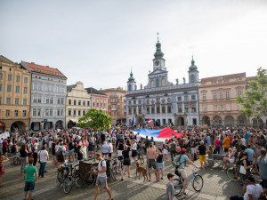VIDEO: Budějcké náměstí znovu zaplnily stovky lidí. I tentokrát chtějí odchod Benešové a Babiše
