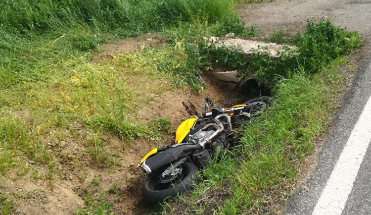 Na Písecku se stala tragická dopravní nehoda. Po nárazu do betonového mostku zemřel motorkář