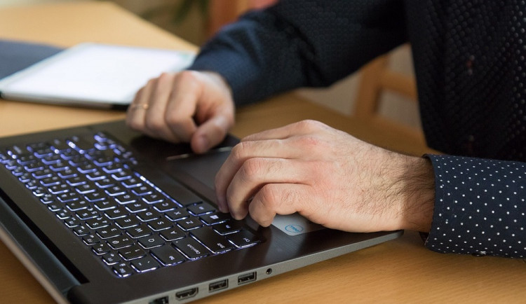 Muž omylem poslal peníze na špatný účet. Adresát mu je však odmítal vrátit