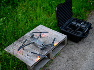 Ročně zemřou při sečení desítky tisíc srnčat. Dobrovolníci je zachraňují i pomocí dronů.