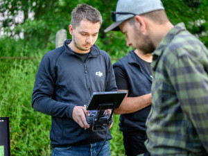 Ročně zemřou při sečení desítky tisíc srnčat. Dobrovolníci je zachraňují i pomocí dronů.