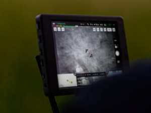 Ročně zemřou při sečení desítky tisíc srnčat. Dobrovolníci je zachraňují i pomocí dronů.