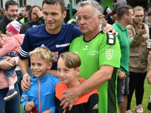 Ve Strunkovicích se v neděli představí tým hvězd, kopačky nazují i hokejisté Motoru