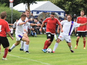 Ve Strunkovicích se v neděli představí tým hvězd, kopačky nazují i hokejisté Motoru