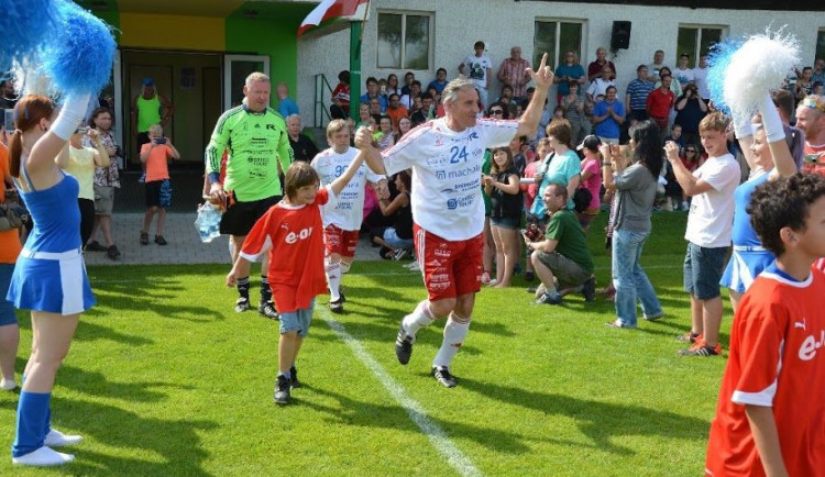 Ve Strunkovicích se v neděli představí tým hvězd, kopačky nazují i hokejisté Motoru