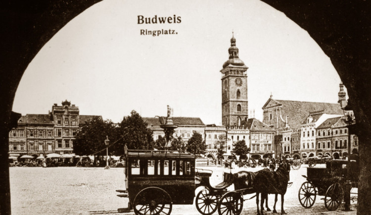 Trh na náměstí a stromy kolem kašny před rokem 1908.