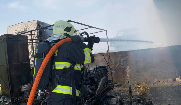 FOTO/VIDEO: Při požáru skladovací haly vznikla škoda za osm a půl milionu korun