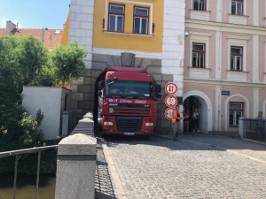 Kamion včera zablokoval průjezdu Hradeckou bránou. Situace se může opakovat