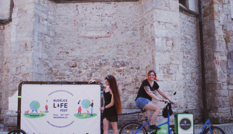 Pokud na festival vyrazíte, nezapomeňte si přibalit vlastní nádobí