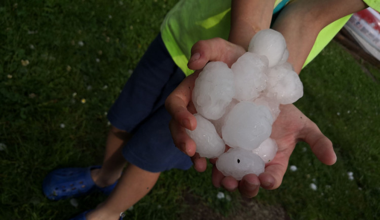 V sobotu se přiženou bouřky a kroupy. V platnosti je výstraha s vysokým stupněm nebezpečí