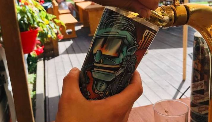 Vratné kelímky už testují v kavárně na Sokolském ostrově.