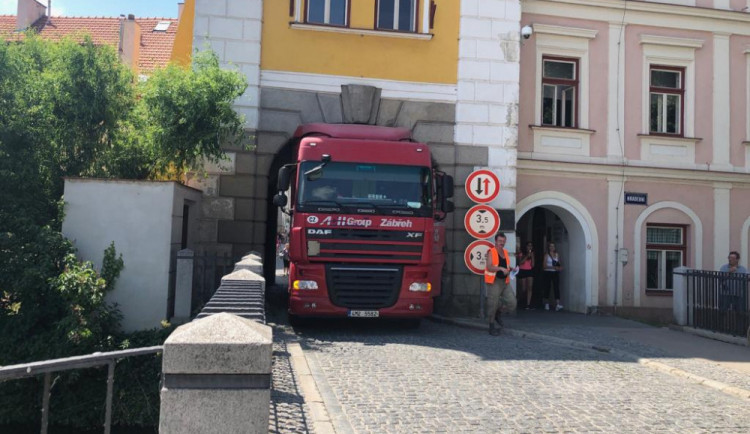 Kamion včera zablokoval průjezdu Hradeckou bránou. Situace se může opakovat