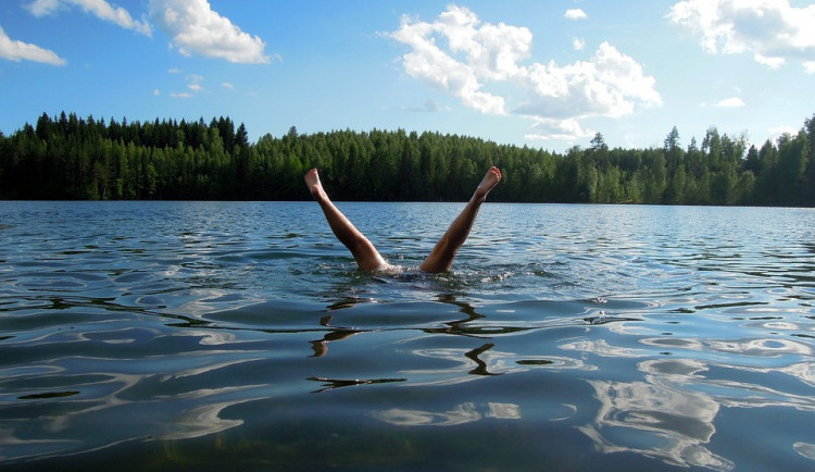 Šel se vykoupat do přehrady, z deky mu někdo ukradl věci za 10 tisíc