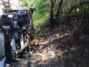 Hasiči vystřihávali řidičku z havarovaného auta, to začalo po pár minutách hořet