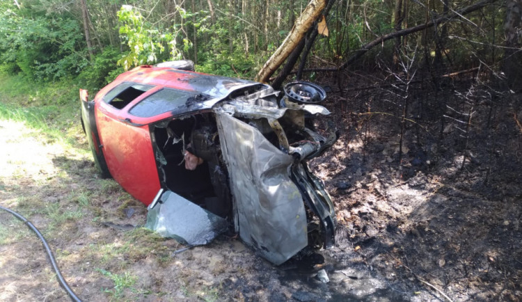 Hasiči vystřihávali řidičku z havarovaného auta, to začalo po pár minutách hořet