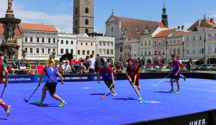 Na náměstí v Budějcích bude dnes o zábavu postaráno. Startuje Street Floorball League