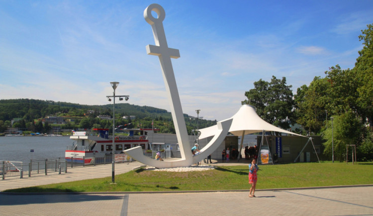 Muž usnul na pláži u Prýglu a někdo mu vykradl batoh, zloděje pak pronásledoval v šalině
