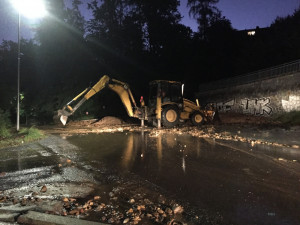 Noční bouřky nejvíce řádily na Táborsku. Pod masivem půdy skončilo auto