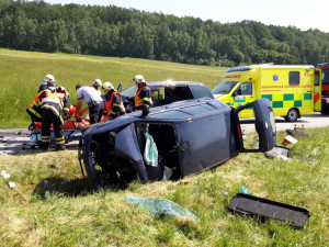 Při vážné dopravní nehodě na Českobudějovicku se těžce zranili tři lidé. Na místě přistával vrtulník