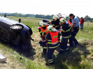 Při vážné dopravní nehodě na Českobudějovicku se těžce zranili tři lidé. Na místě přistával vrtulník