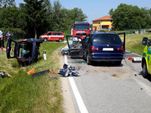 FOTO: Při vážné dopravní nehodě na Českobudějovicku se těžce zranili tři lidé. Na místě přistával vrtulník