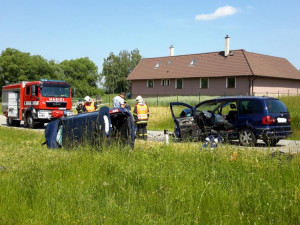 Při vážné dopravní nehodě na Českobudějovicku se těžce zranili tři lidé. Na místě přistával vrtulník