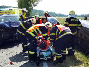 Při vážné dopravní nehodě na Českobudějovicku se těžce zranili tři lidé. Na místě přistával vrtulník