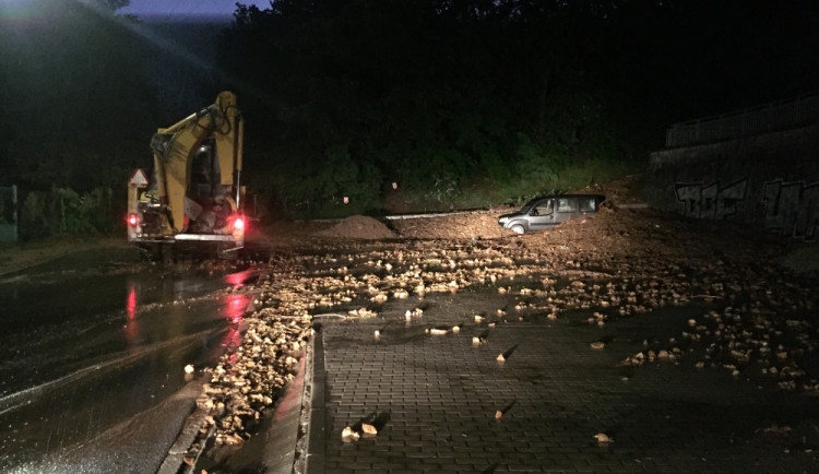 Noční bouřky nejvíce řádily na Táborsku. Pod masivem půdy skončilo auto