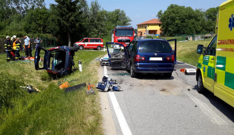Při vážné dopravní nehodě na Českobudějovicku se těžce zranili tři lidé. Na místě přistával vrtulník