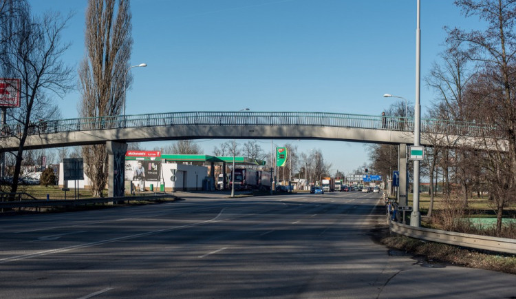 Autobusové zastávky na Dlouhé louce čekají na kolaudaci. V provozu by mohly být v polovině července