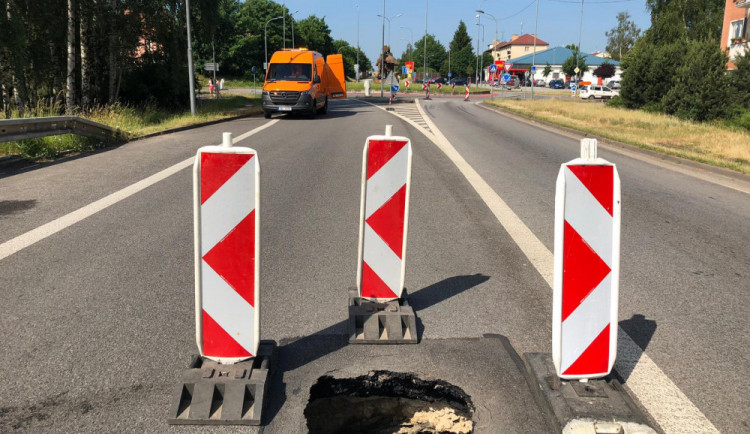 Hlavní silnice na Jindřichův Hradec je uzavřena. Důvodem je propadlá silnice