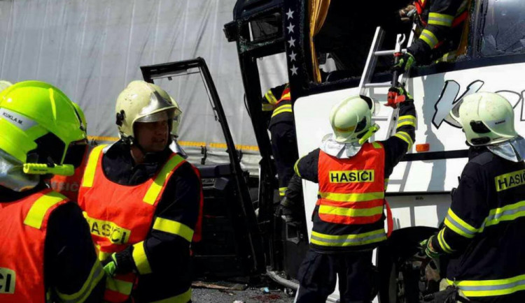 FOTO/VIDEO: Nehodu, při které se zranilo 17 lidí, policie stále vyšetřuje. Obviněný zatím není nikdo
